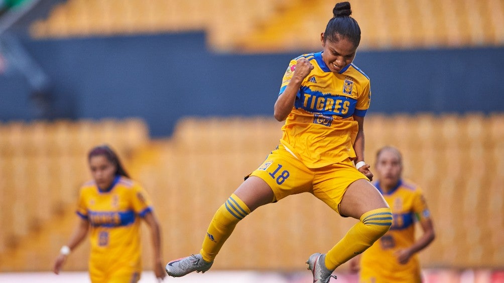 Belén Cruz, mediocampista de Tigres, celebra