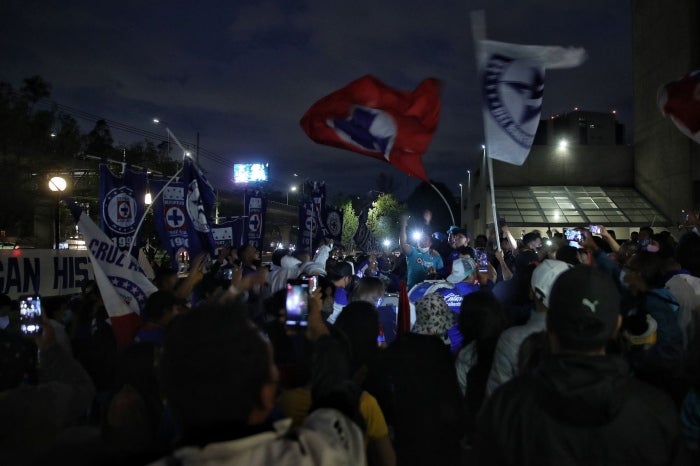 Afición de Cruz Azul alentando a su equipo en el hotel de concentración