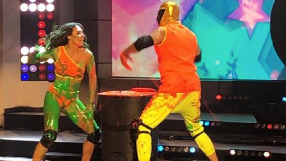 Tinieblas Jr. y Macky González en programa de baile 