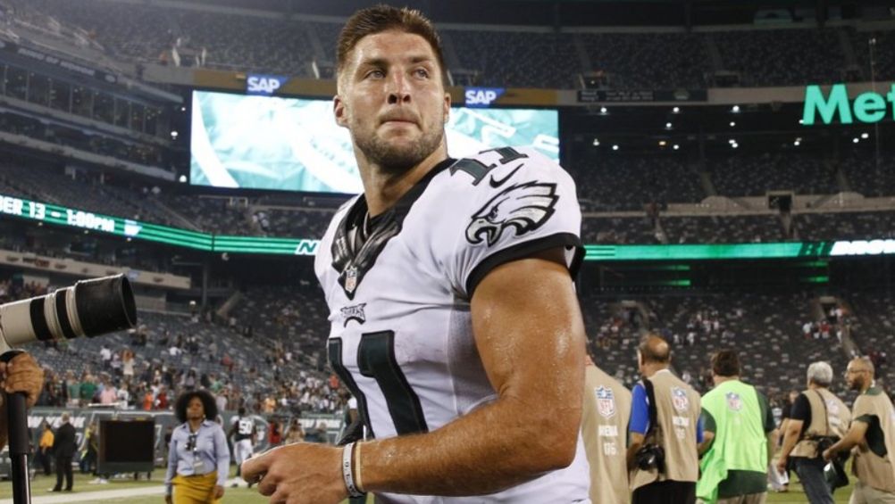 Tim Tebow en un juego con Eagles