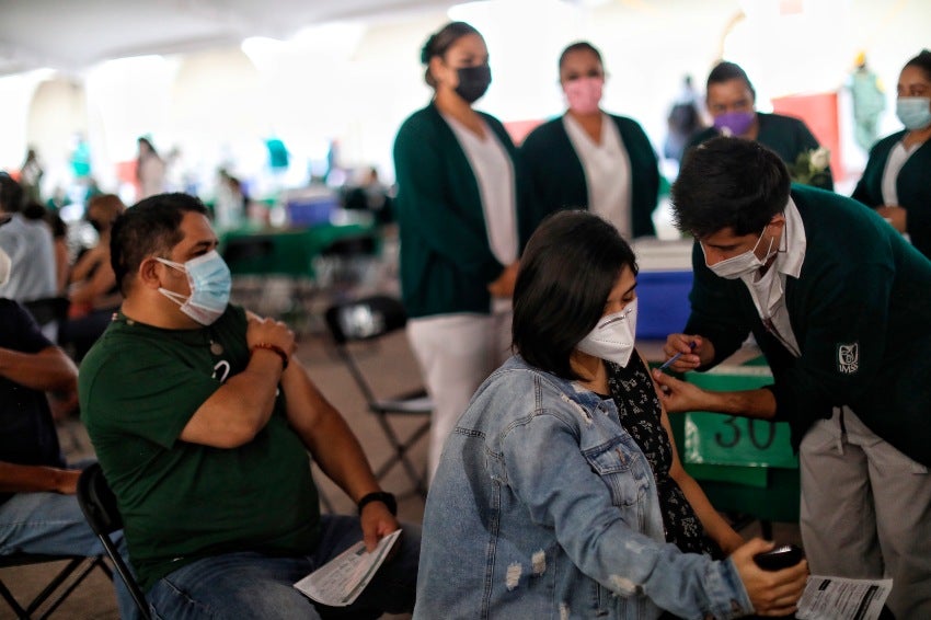 Personas de la CDMX recibiendo la vacuna contra el Covid-19