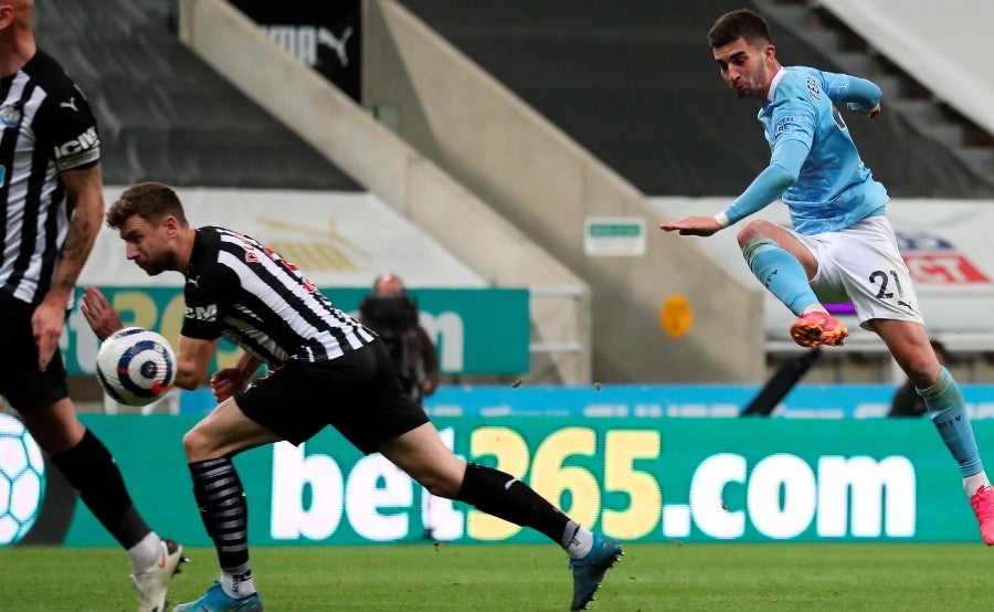 Ferrán Torres dispara para notar con el City