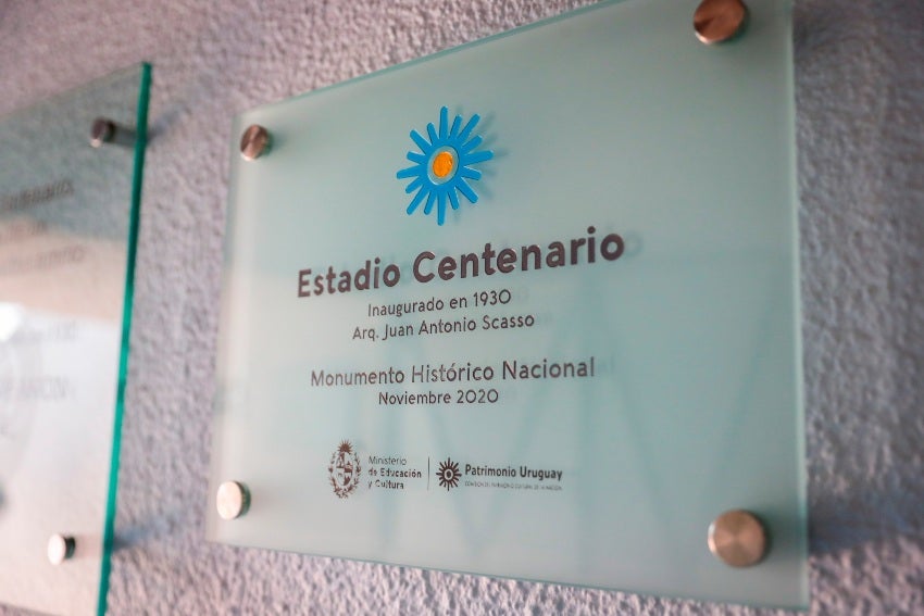 Una placa al interior del estadio Centenario