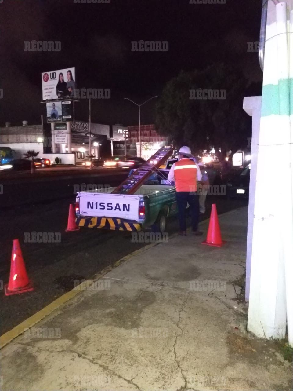 Técnicos de la luz acuden a la zona afectada