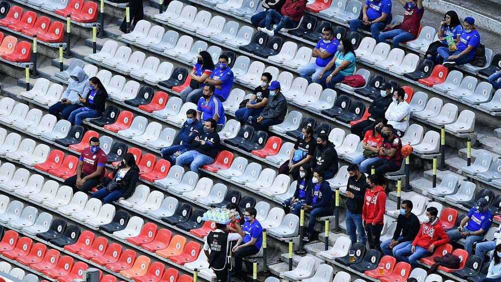 Afición de Cruz Azul en las gradas del Azteca