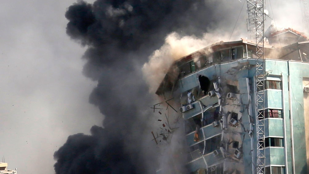 Edificio de agencias informativas es bombardeado