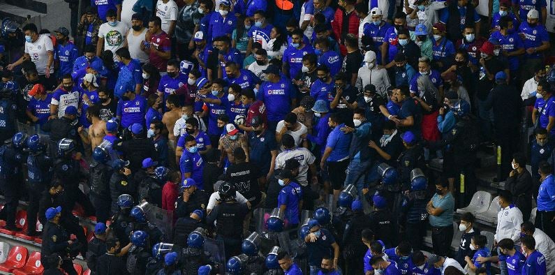 Seguridad del estadio discute con afición de La Máquina