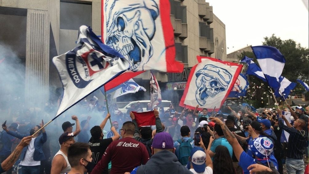 Aficionados de Cruz Azul afuera del hotel de concentración 