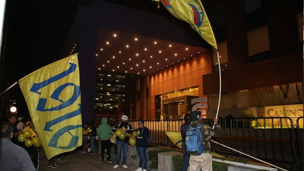 Las Águilas fans gathered outside the concentration hotel to support the team