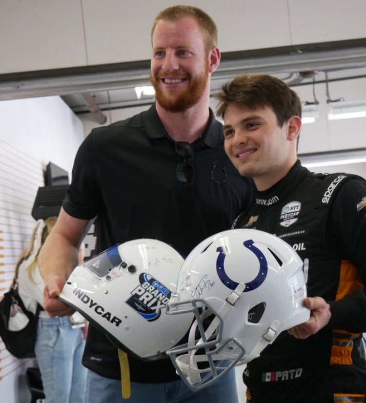 Pato O'Ward y Carson Wentz posando 