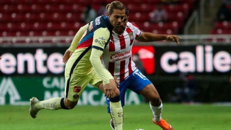 Sebastián Córdova en acción ante Chivas