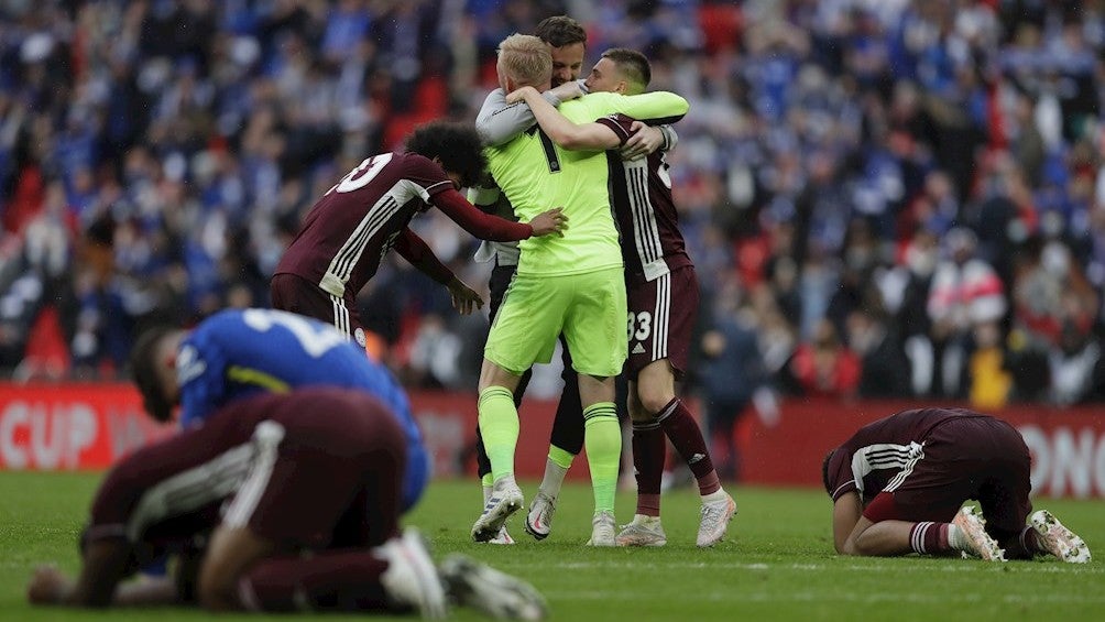 Jugadores del Leicester celebran título de FA Cup