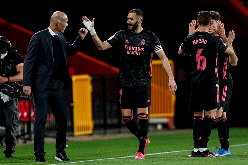 Zidane felicita a Benzema tras una anotación  