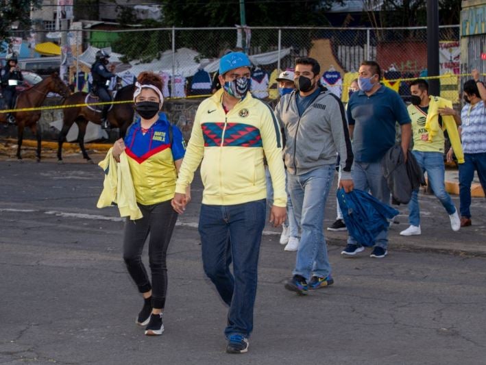 Afición del América hace su arribo al Azteca