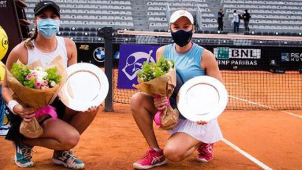 Giuliana Olmos y Sharon Fichman presumen sus trofeos