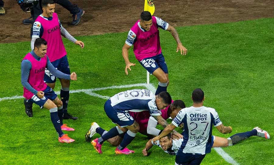 Futbolistas de Pachuca celebran gol de Gustavo Cabral