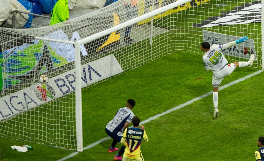 Leo Suárez marcó golazo de tiro libre venciendo a Ustari