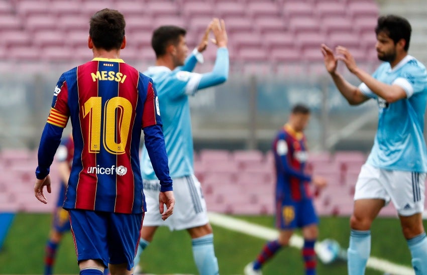 Messi y Néstor Araujo durante el partido entre el Barcelona y el Celta de Vigo