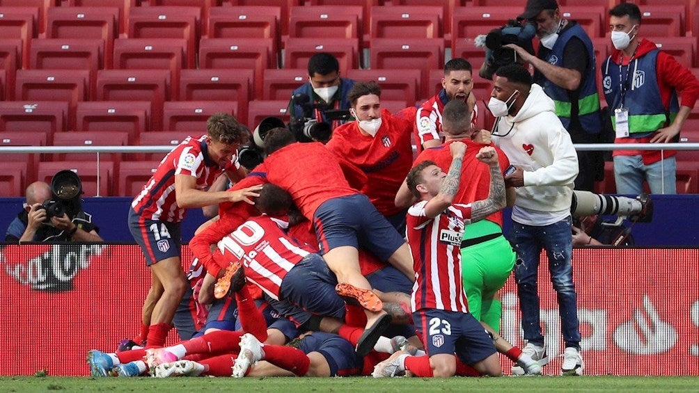 Jugadores del Atlético celebran gol vs Osasuna