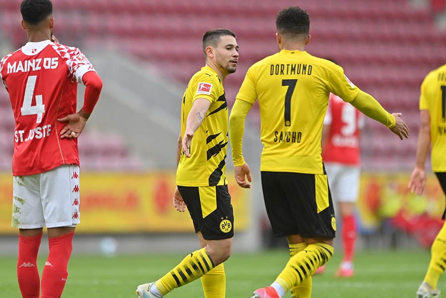 Raphael Guerreiro festeja con Jadon Sancho