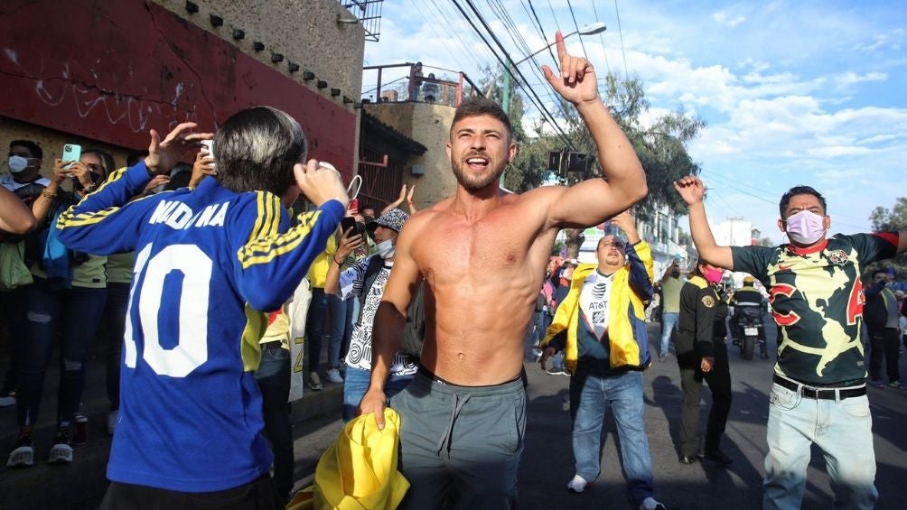 Aficionados del América recibiendo al equipo