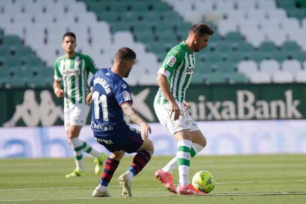 Betis en acción frente al Huesca