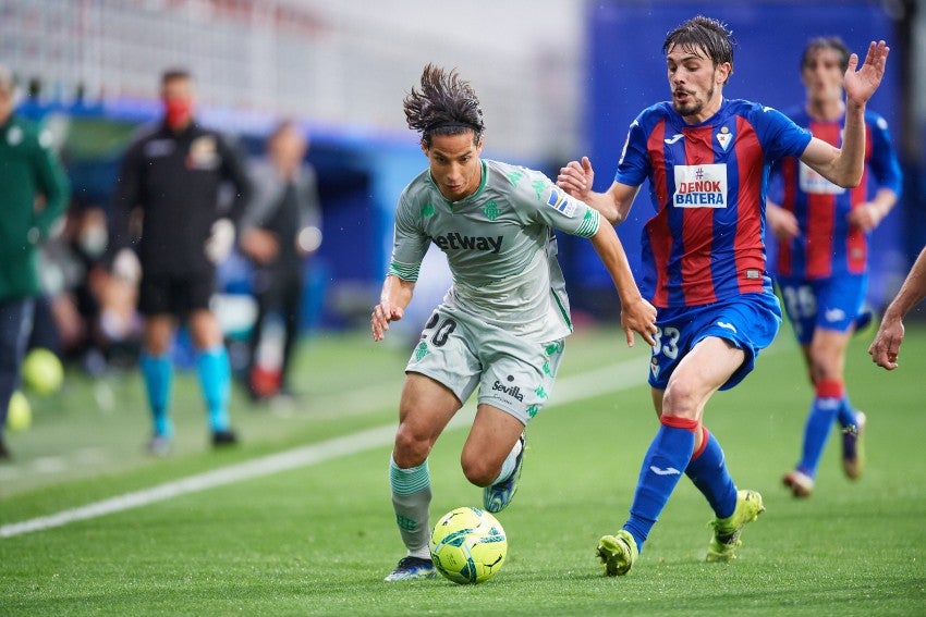 Diego Lainez en el duelo entre el Real Betis y el Eibar