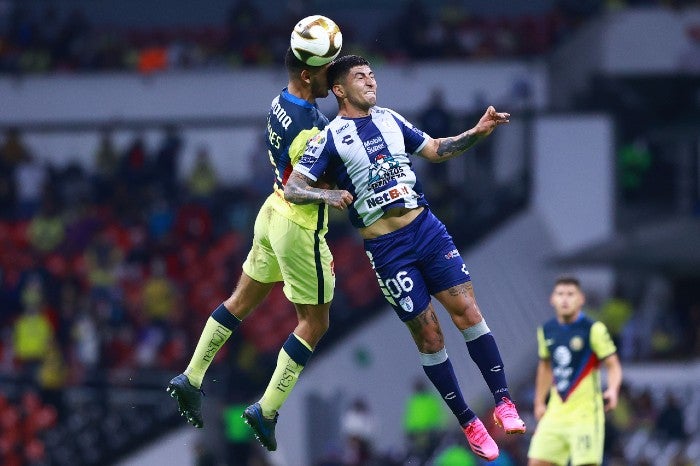 Pelea por el balón en el América vs Pachuca