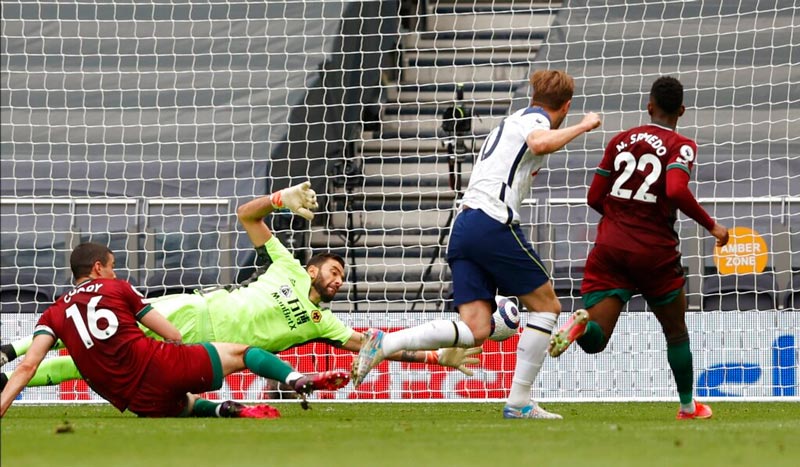 Harry Kane anotando su gol contra Wolves