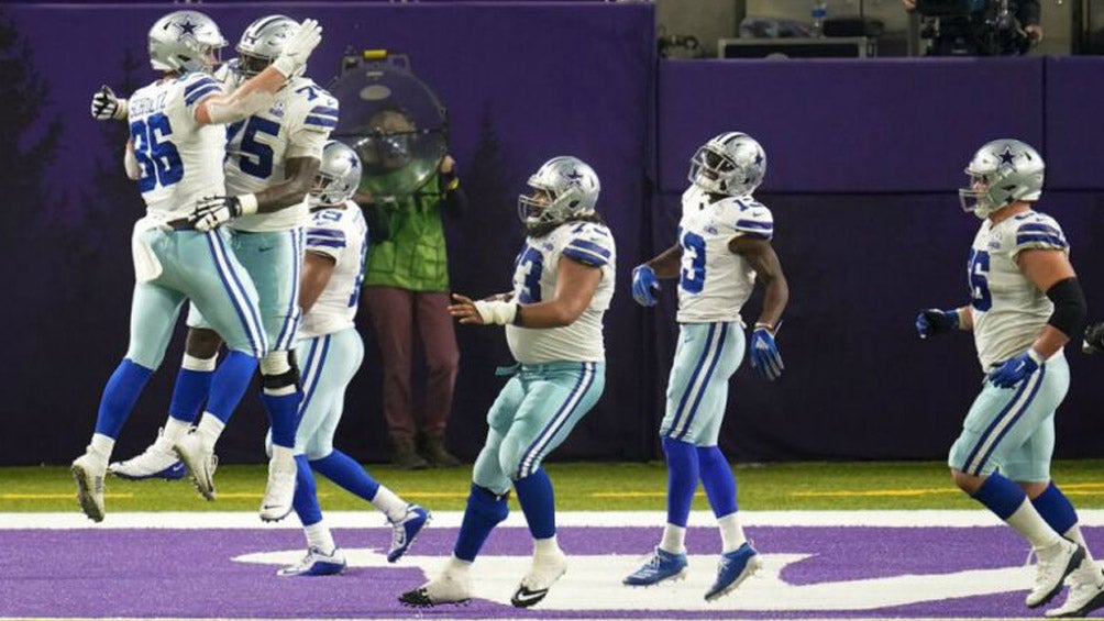 Jugadores de los Cowboys celebran anotación