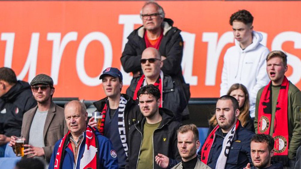 Afición del Feyenoord sigue las acciones de su equipo