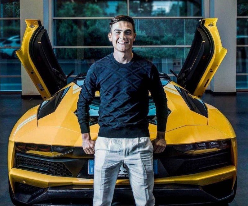 Paulo Dybala con su nuevo Lamborghini Aventador S Roadster