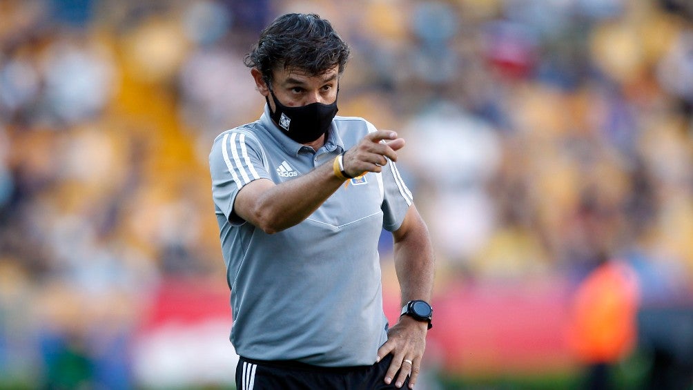 Roberto Medina durante un partido de Tigres Femenil