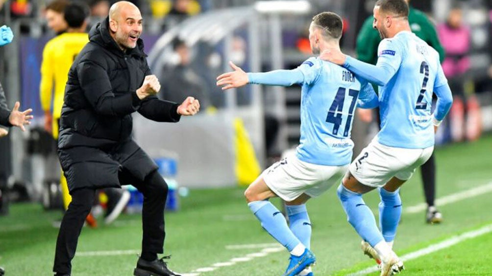 Pep Guardiola celebra con sus jugadores