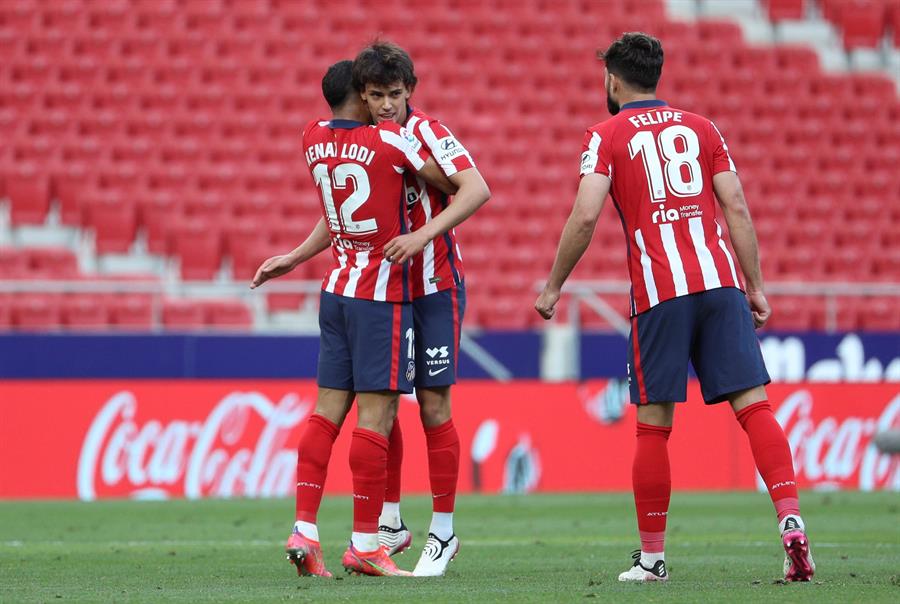 Jugadores del Atlético celebran gol vs Osasuna