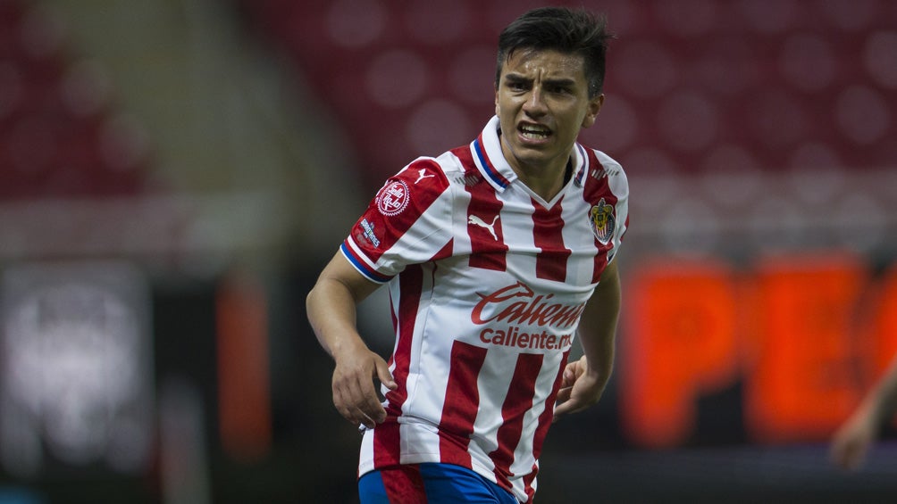 Fernando Beltrán en un duelo con Chivas  