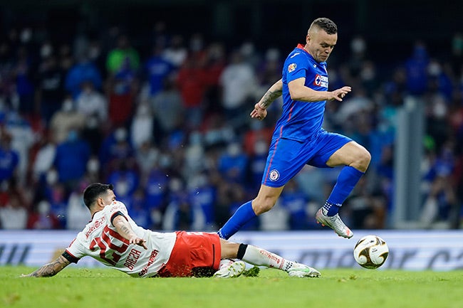 Jonathan Rodríguez se quita a Baeza en el duelo contra Toluca