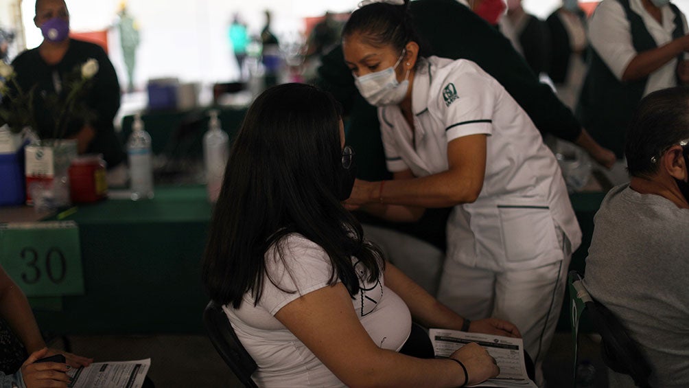 La aplicación de la vacuna a una mujer embarazada