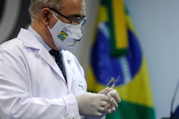 Ministro de Salud de Brasil, Marcelo Queiroga, sostiene vacuna Pfizer para los atletas