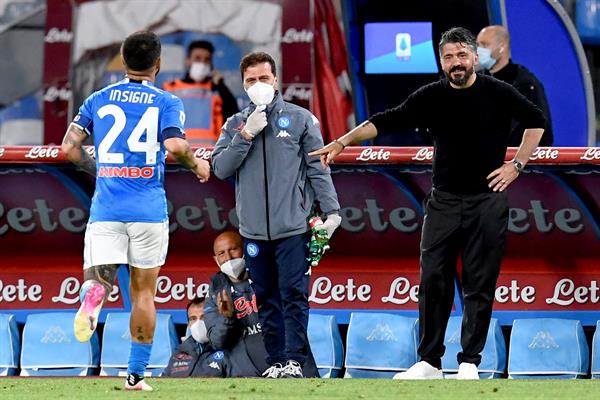 Gennaro Gattuso dirigiendo al Napoli