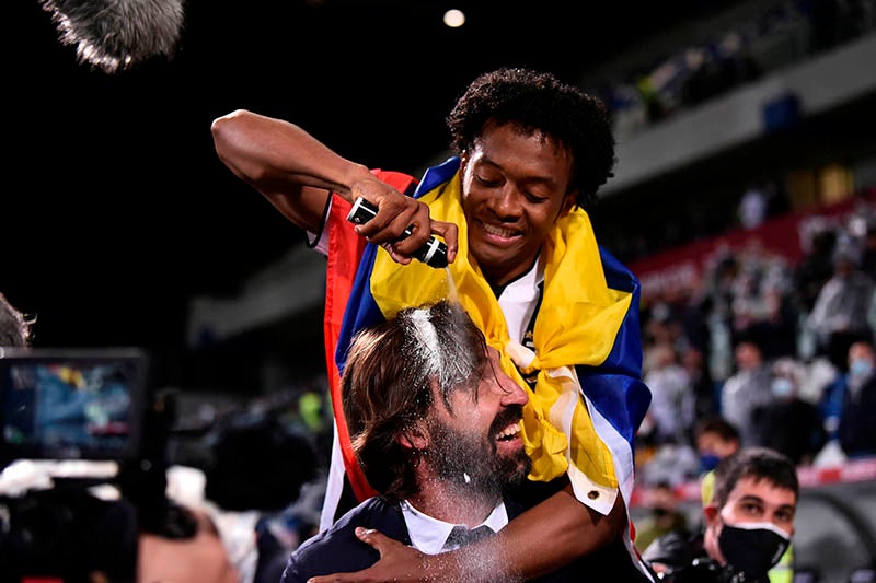 Cuadrado festeja con Pirlo el título de la Copa de Italia 