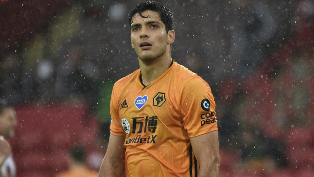 Raúl Jiménez durante un duelo con Wolves 