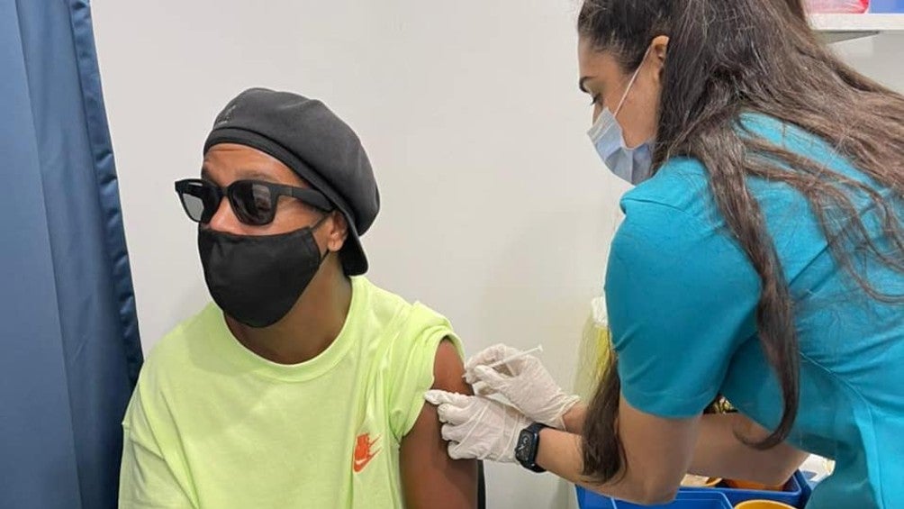 Ronaldinho presumió que ya fue vacunado contra el Coronavirus