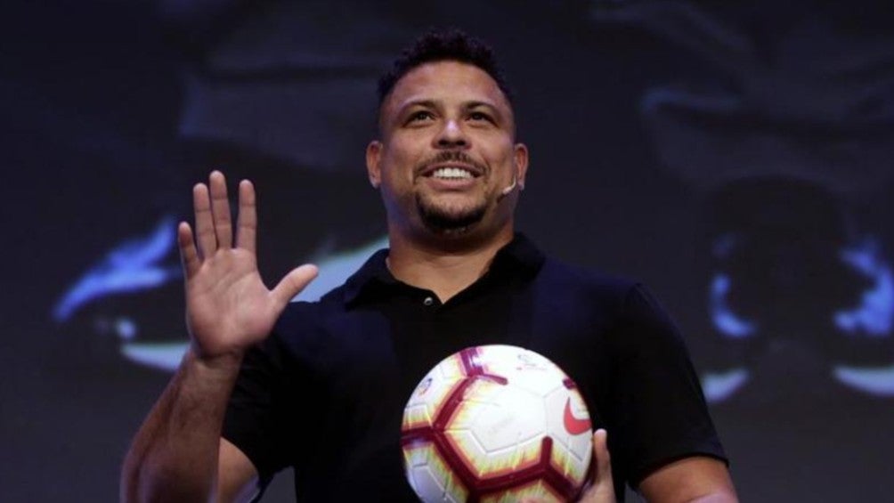 Ronaldo Nazario posa con balón