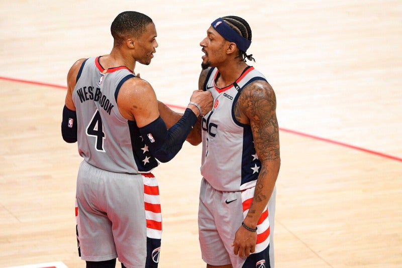 El base de los Wizards de Washington Russell Westbrook y su compañero Bradley Beal