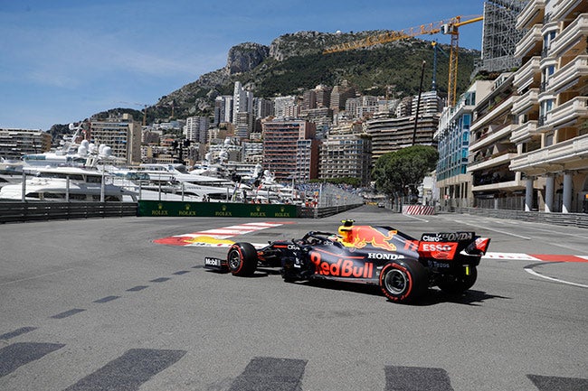 Checo, en su monoplaza de Red Bull