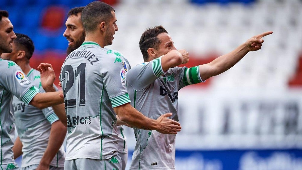 Guido Rodríguez y Andrés guardado celebran con el Real Betis