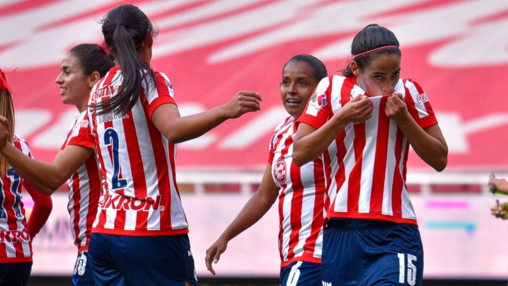 Carolina Jaramillo celebrando un gol a favor de Chivas