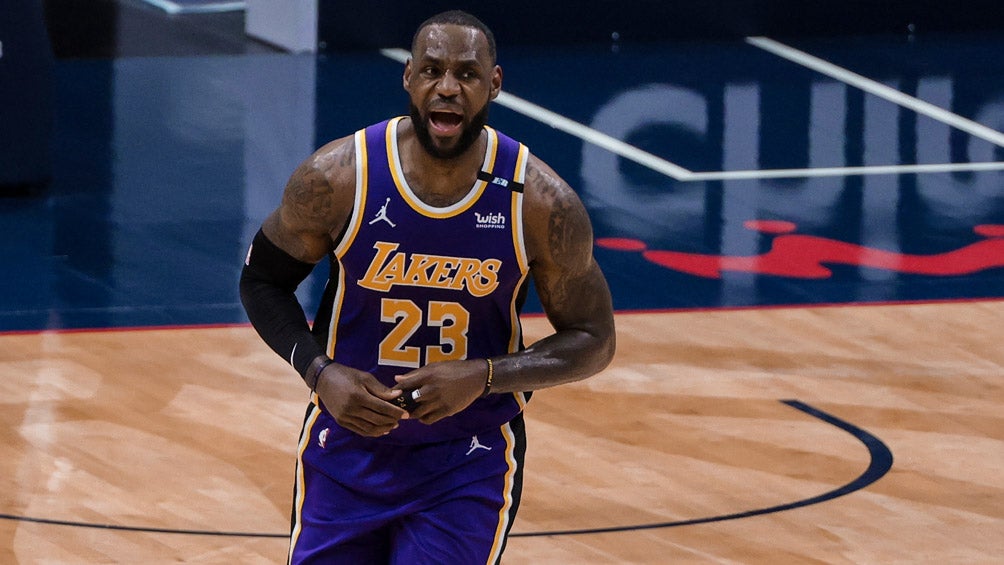 LeBron James durante un duelo con Los Angeles Lakers