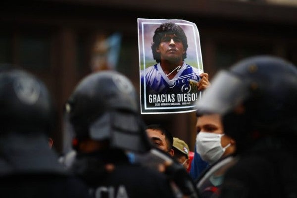 Fanáticos de Maradona en el funeral